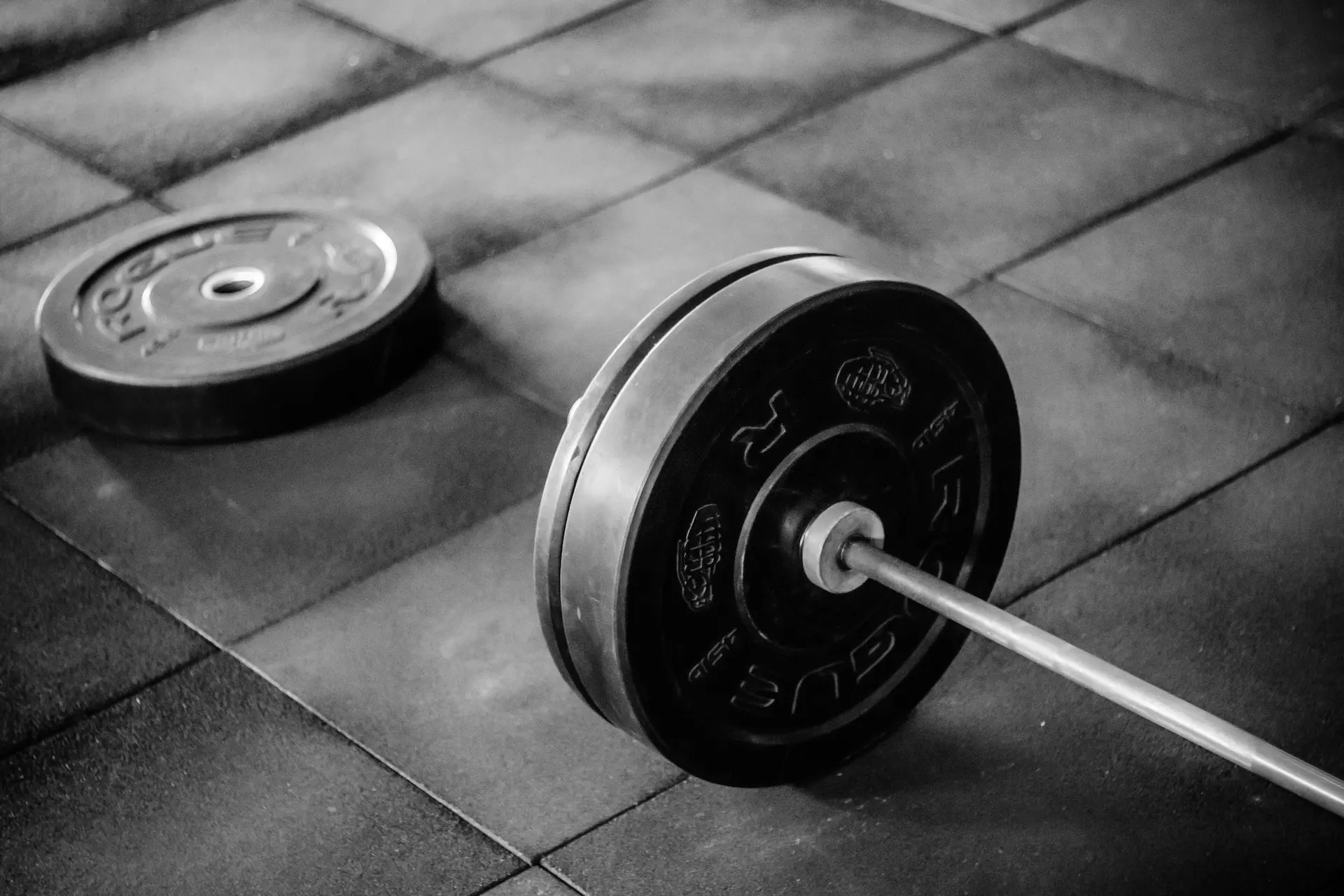 One end of a weights bar and a single loose plate